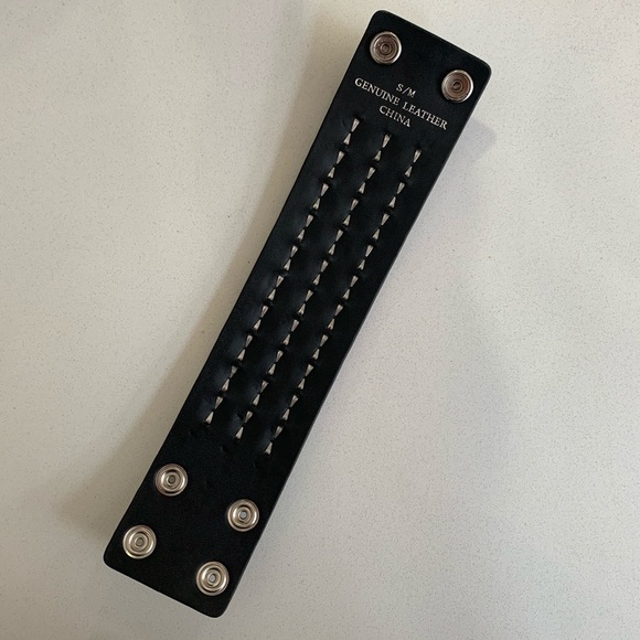 NWT Hot Topic pyramid stud bracelet - Picture 3 of 5